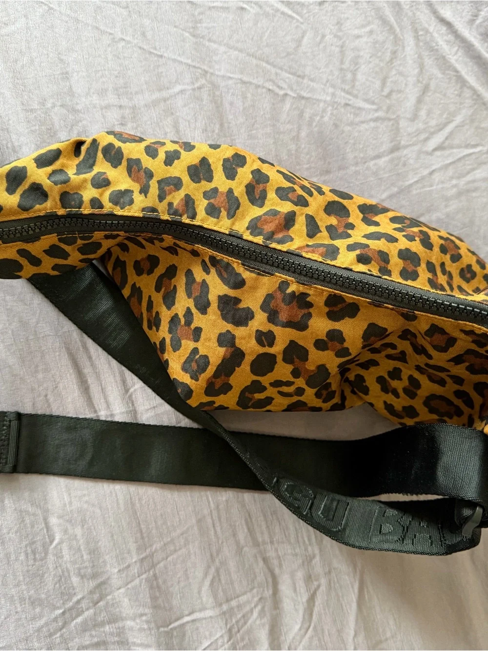Baggu Medium Nylon Crescent Leopard Print Bag - Picture 4 of 7